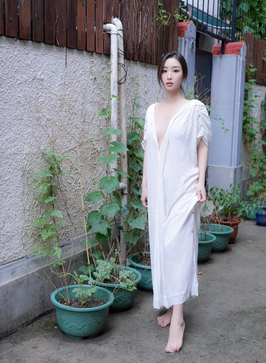 XR Uncensored Kan Zhi in White Long Dress Painter XiuRen Showgirl 10603 Private Purchase Shoot 2025 07 31 (85 photos) - Xr_uncensored (XR_Uncensored) - Photo 4 of 85
