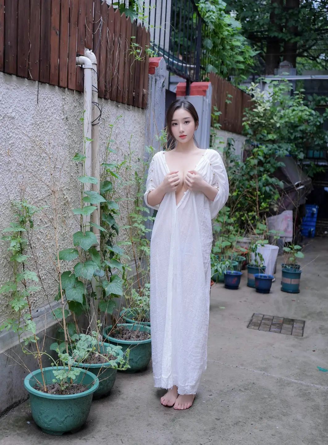 XR Uncensored Kan Zhi in White Long Dress Painter XiuRen Showgirl 10603 Private Purchase Shoot 2025 07 31 (85 photos) - Xr_uncensored (XR_Uncensored) - Photo 9 of 85